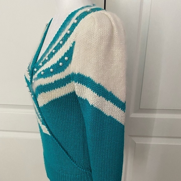 Lauren Cole Petites Faux Pearl Embellished V-Neck Sweater – Turquoise Cream Gold - Picture 4 of 10